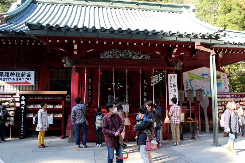 箱根神社は箱根の山の神に捧げられています。- Храм Хаконе-Дзинья посвящен горному богу Хоконе