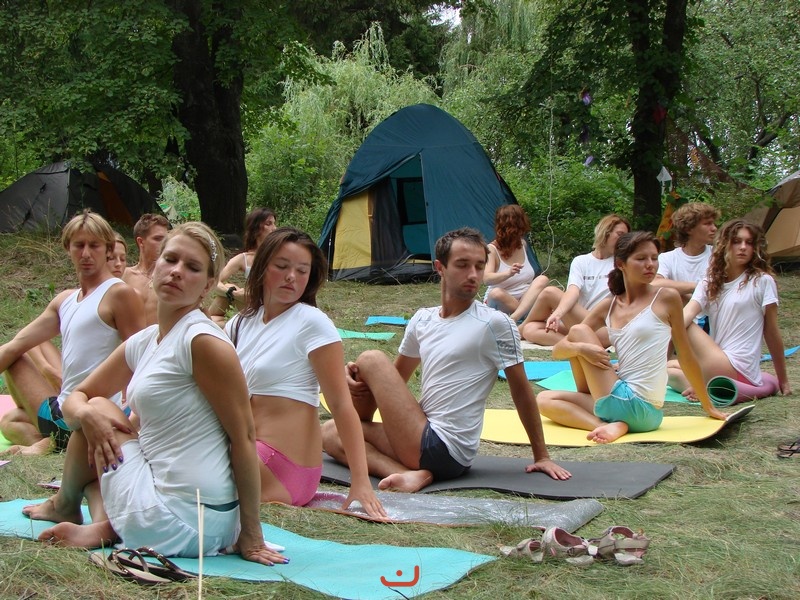 Практика йоги на фестивале в Количевке.