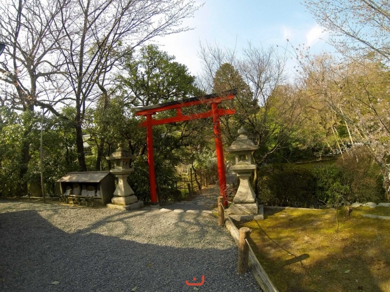 鳥居 - Тории (ворота при входе в синтоистский храм)