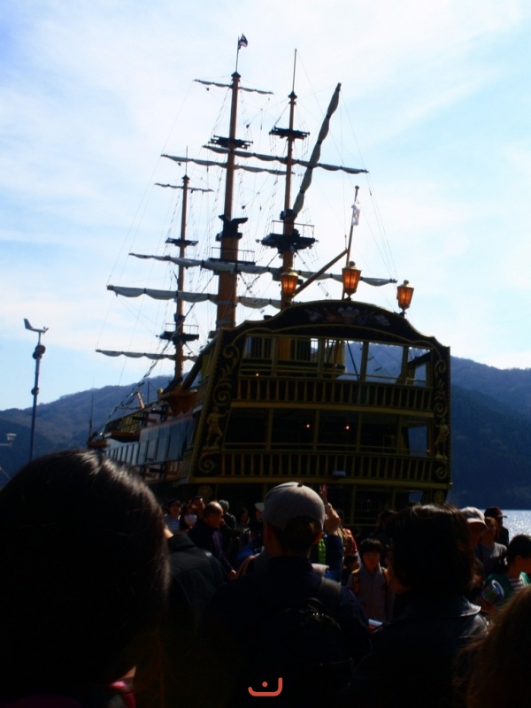芦ノ湖に船 - корабль на озере Аси