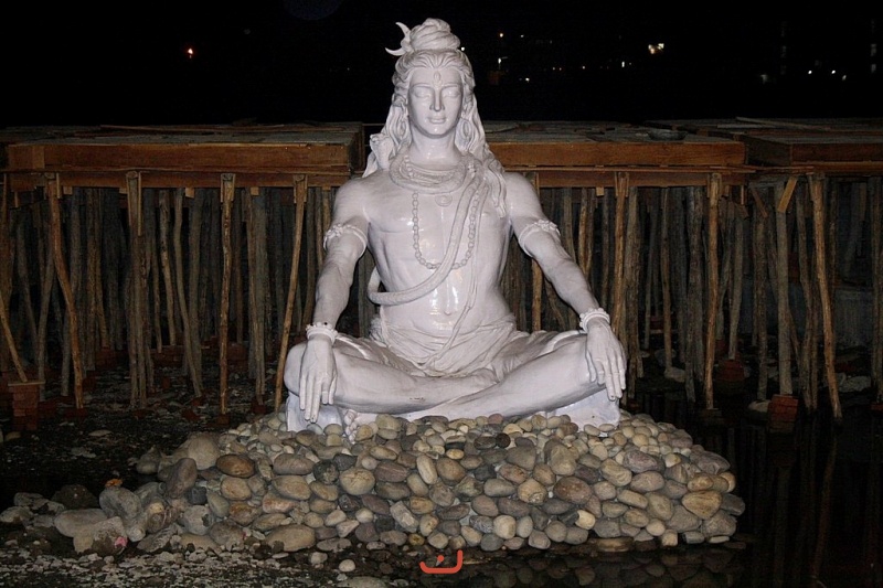 Белая статуя Шивы на берегу Ганги в центре йоги городке Ришикеш