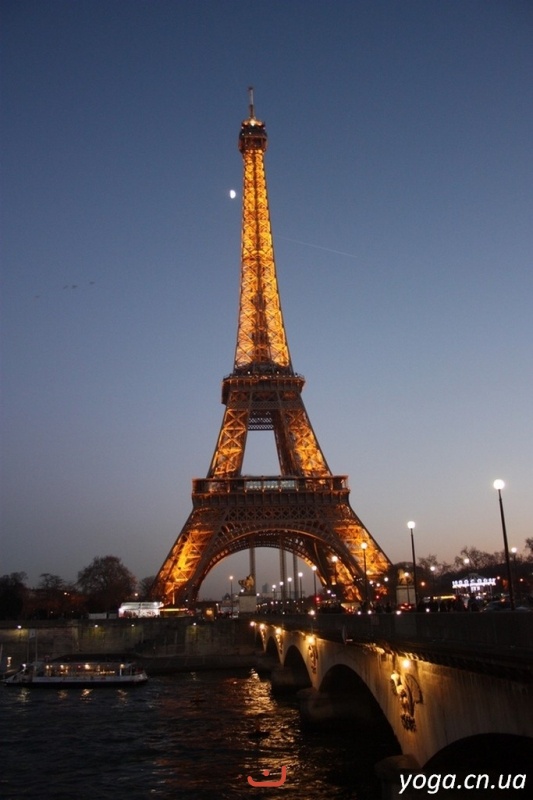 Париж. Эйфелева башня вечером