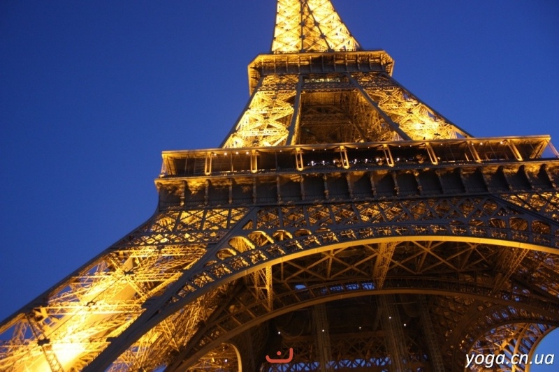 Париж. Узор конструкции Эйфелевой башни 